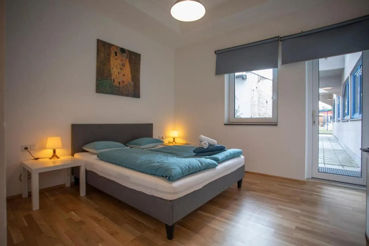 Innsbruck Urban Apartment I No Stairs I 24H Contactless Check-In 0*,  Austria